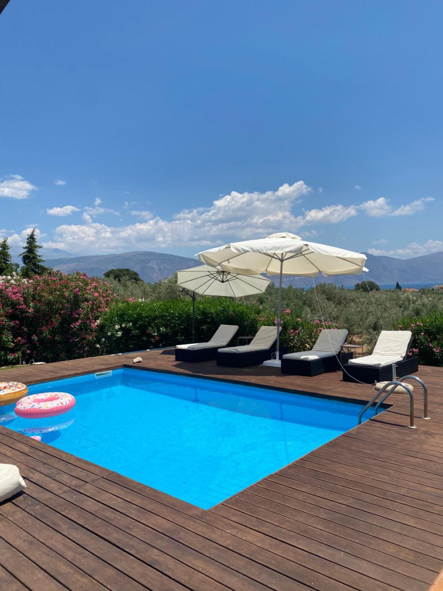 Georges Villa Galaxidi, Family, Pool And Garden Exterior foto